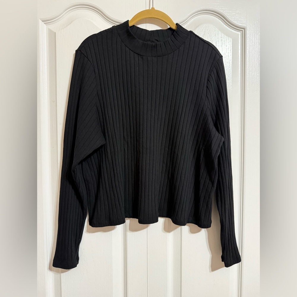 Old Navy Black Ribbed Long Sleeve Cropped Tee